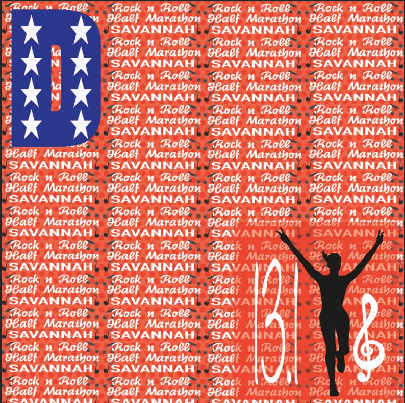 Puede incluir: Una letra D roja, blanca y azul con estrellas sobre un fondo rojo con un patr&oacute;n repetido del texto "Rock n Roll" y "Half Marathon Savannah". Una silueta de un corredor con una clave de sol est&aacute; en el lado derecho de la imagen.
