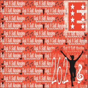 Puede incluir: Un fondo rojo con un patr&oacute;n blanco repetido del texto "Rock N Roll Marathon Savannah" y notas musicales. Una silueta negra de un corredor con los brazos levantados est&aacute; en el centro de la imagen. El texto "26.2" est&aacute; en blanco y el n&uacute;mero "8" est&aacute; en negro con una nota musical. La esquina superior derecha de la imagen tiene un cuadrado rojo con cinco estrellas blancas.
