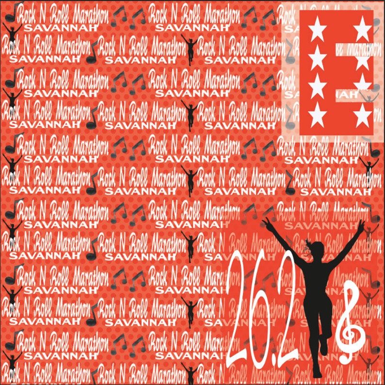 Puede incluir: Un fondo rojo con un patr&oacute;n blanco repetido del texto "Rock N Roll Marathon Savannah" y notas musicales. Una silueta negra de un corredor con los brazos levantados est&aacute; en el centro de la imagen. El texto "26.2" est&aacute; en blanco y el n&uacute;mero "8" est&aacute; en negro con una nota musical. La esquina superior derecha de la imagen tiene un cuadrado rojo con cinco estrellas blancas.