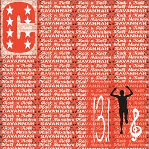 Puede incluir: Un fondo rojo y blanco con una gran letra C y las palabras "Rock n Roll" y "Savannah Half Marathon" repetidas en texto negro. Una silueta negra de un corredor se encuentra en el lado derecho de la imagen con una clave de sol y una nota musical.