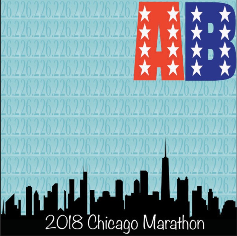 Puede incluir: Un dise&ntilde;o gr&aacute;fico que presenta una silueta negra del horizonte de Chicago con el texto "2018 Chicago Marathon" debajo. Las letras "A" y "B" est&aacute;n en la esquina superior izquierda, con la "A" en rojo y blanco y la "B" en azul y blanco. Ambas letras est&aacute;n decoradas con estrellas blancas.