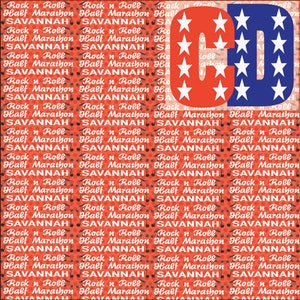 Puede incluir: Gr&aacute;fico rojo, blanco y azul con las letras "CD" en fuente grande y negrita. El fondo es un patr&oacute;n repetido de las palabras "Rock n Roll", "Half Marathon" y "Savannah".