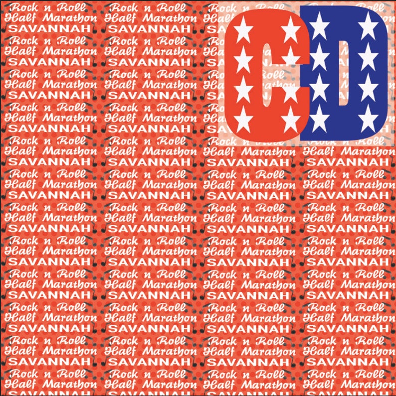Puede incluir: Gr&aacute;fico rojo, blanco y azul con las letras "CD" en fuente grande y negrita. El fondo es un patr&oacute;n repetido de las palabras "Rock n Roll", "Half Marathon" y "Savannah".