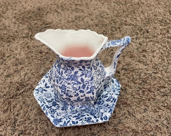 Jarra de cerámica azul con estampado vintage y juego de platos hexagonales estilo rústico chic. LEER