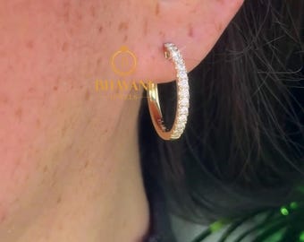 Pendientes de aro con pavé de plata de ley 925 y baño de oro con diamantes.