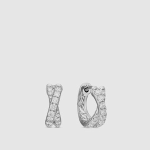 以下が含まれることがあります： 2つのシルバーカラーのフープピアス。1つはクロスデザイン、もう1つはテクスチャード加工された表面のシングルピアスです。どちらも小さな透明な宝石がちりばめられています。スタイリッシュなジュエリーアイテム。