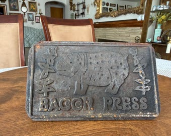 Pressa per pancetta in ghisa vintage del 1978 con maialino e fiori - Decorazione rustica per la cucina in stile fattoria