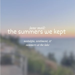 Puede incluir: Imagen borrosa con un cielo degradado azul y naranja. El texto blanco dice "june mail: the summers we kept" y "nostalgia, sentiment, & summers at the lake". La imagen evoca el verano y la nostalgia.