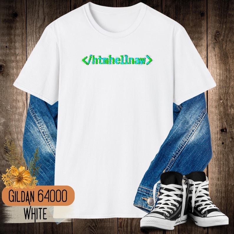 Op de afbeelding: Een wit T-shirt met korte mouwen en de groene tekst htmhellnaw tussen punthaken op de borst. Het shirt is gelaagd over een blauw spijkerjack en gecombineerd met zwart-witte hoge sneakers. De tekst luidt GILDAN 64000 WHITE.