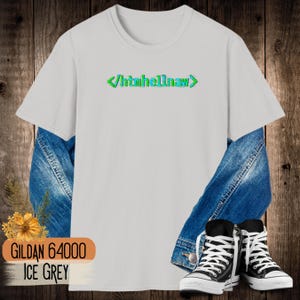 Op de afbeelding: Een lichtgrijs t-shirt met korte mouwen en de tekst htmhellnaw tussen groene en blauwe code-haakjes op de borst. Het shirt is gelaagd over een blauw spijkerjack en gecombineerd met zwart-witte hoge canvas sneakers.
