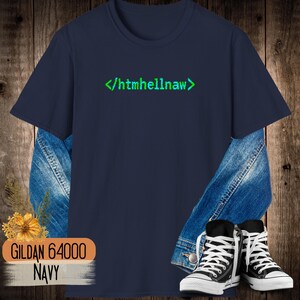 Op de afbeelding: Een marineblauw t-shirt met korte mouwen en de groene tekst htmhellnaw tussen punthaken op de borst. Het shirt wordt getoond met een blauw spijkerjack en zwart-witte hoge sneakers, met een Gildan 64000 Navy label.