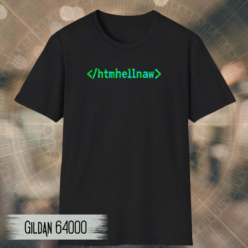 Op de afbeelding: Een zwart t-shirt met korte mouwen en de tekst </htmhellnaw> in een felgroen, gepixeld lettertype op de borst. Het shirt heeft een ronde hals en korte mouwen. De tekst GILDAN 64000 is zichtbaar in de linkerbenedenhoek van de afbeelding.