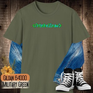 Op de afbeelding: Een militair groen t-shirt met korte mouwen en de tekst htmhellnaw tussen groene en blauwe punthaken op de borst. Het t-shirt wordt getoond met een blauw spijkerjasje en zwart-witte hoge sneakers.
