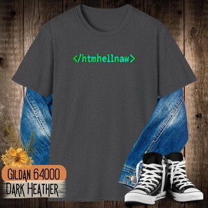 Op de afbeelding: Een donkergrijs gem&ecirc;leerd T-shirt met korte mouwen en de groene tekst htmhellnaw tussen punthaken op de borst. Het T-shirt is gelaagd over een blauw spijkerjack en gecombineerd met zwart-witte hoge canvas sneakers.