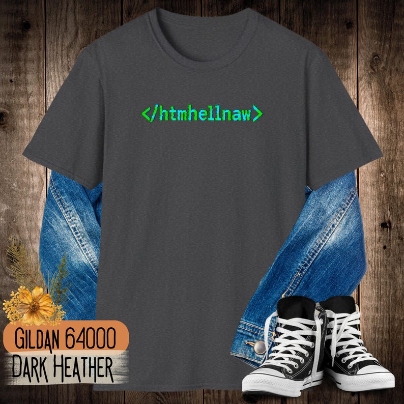 Op de afbeelding: Een donkergrijs gem&ecirc;leerd T-shirt met korte mouwen en de groene tekst htmhellnaw tussen punthaken op de borst. Het T-shirt is gelaagd over een blauw spijkerjack en gecombineerd met zwart-witte hoge canvas sneakers.