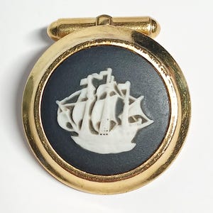 Gemello singolo vintage Wedgwood in jasperware nero con motivo a nave e finitura dorata, prodotto in Inghilterra.