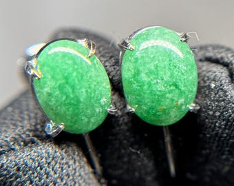 Pendientes de botón vintage de plata con piedra verde y cierre de rosca.