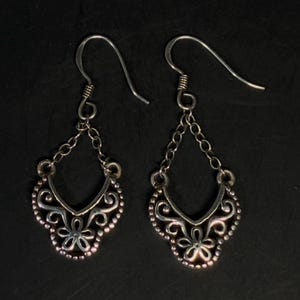 Pendientes colgantes de filigrana de plata de ley 925 con diseño de volutas.