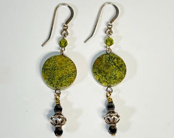 Boucles d'oreilles pendantes disque texturé en argent sterling pendantes vertes noires