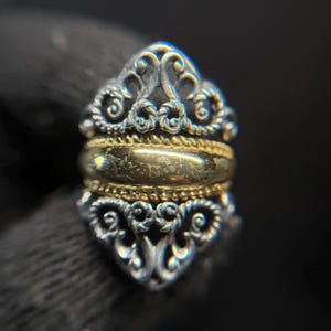 Puede incluir: Un letrero de madera rústica con el texto "Welcome to our home" en un estilo manuscrito. El letrero presenta un acabado envejecido y un diseño simple y acogedor, perfecto para la decoración de la entrada.