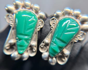Vintage sterlingzilver gesneden groene steen oorbellen geschroefde achterkant 1,75" statement tribale stijl