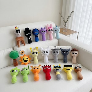 Pode incluir: Uma caneca de cerâmica branca com uma alça preta e o texto "But First, Coffee" em negrito preto. A caneca está cheia de um líquido escuro, provavelmente café, e está sobre uma superfície clara.