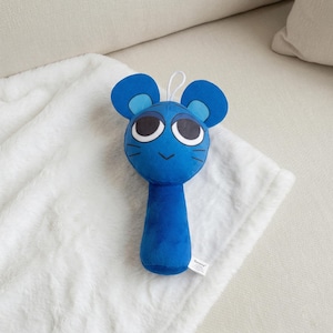 Puede incluir: Un juego de tres tazas de cerámica con un acabado moteado y mate. Las tazas son de color crema, gris claro y gris oscuro. Cada taza tiene un diseño simple y minimalista.