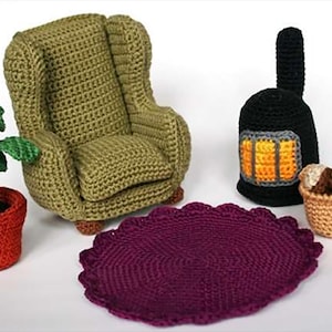 Puede incluir: Conjunto de decoración de habitación en miniatura de ganchillo con un sillón verde, una planta en maceta roja, una alfombra morada, una linterna negra con detalles naranjas y una cesta de troncos marrones. Ideal para una casa de muñecas.