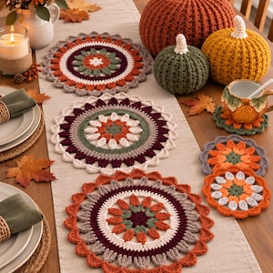 Puede incluir: Un conjunto de tres tapetes de ganchillo redondos con un patrón floral en tonos naranja, burdeos, crema y verde salvia. El texto AUTUMN HARVEST COLLECTION 3 CROCHET PATTERNS está impreso en la parte inferior de la imagen en letras mayúsculas blancas.