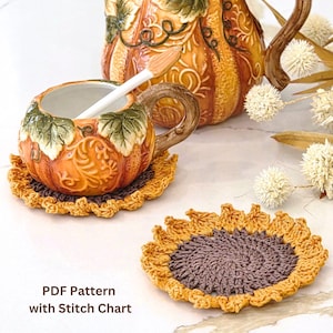 Könnte beinhalten: Eine orangefarbene Keramik-Kürbis-Tasse mit einem passenden Untersetzer und einem Sonnenblumen-Untersetzer. Die Tasse hat einen braunen Griff und ist mit einem weißen Rührstab gefüllt. Die Untersetzer sind in Braun- und Gelbtönen gehäkelt. Der Text "PDF Pattern with Stitch Chart" ist sichtbar.