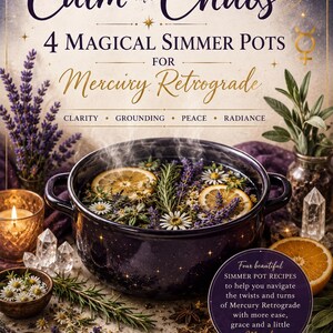Puede incluir: Una olla de color morado oscuro llena de agua, rodajas de naranja, lavanda y flores de manzanilla, con vapor. El texto dice: Mercury Retrograde Calm the Chaos 4 Magical Simmer Pots for Mercury Retrograde Clarity Grounding Peace Radiance Magik at Work.