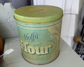Contenitore di latta Vintage Fluffy's Flour degli anni '70