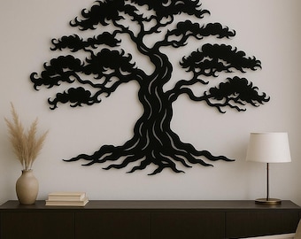Puede incluir: Una gran pieza de arte mural de metal negro con forma de árbol. El árbol presenta un tronco, ramas y follaje detallados, montado en una pared de color claro. La obra de arte es un elemento decorativo para espacios interiores.