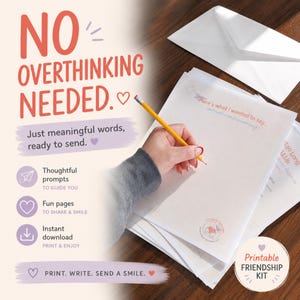 Op de afbeelding: Een printbare vriendschapsset met briefpapierpagina's met prompts, een geel potlood en een witte envelop. De tekst luidt NO OVERTHINKING NEEDED, Just meaningful words, ready to send, Thoughtful prompts, Fun pages, Instant download en PRINT. WRITE. SEND A SMILE.