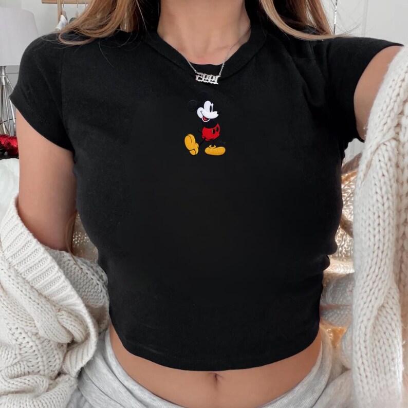 Puede incluir: Un letrero de madera r&uacute;stica con el texto "Welcome to our home" en letras blancas. El letrero presenta un acabado envejecido y un dise&ntilde;o simple y acogedor, ideal para la decoraci&oacute;n de la entrada.