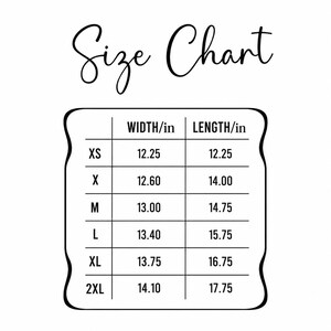 Puede incluir: Una tabla de tallas en blanco y negro con el texto "Size Chart" en cursiva. La tabla enumera las tallas XS a 2XL con medidas de ancho y largo en pulgadas, que van de 31,1 a 45,1 cm.