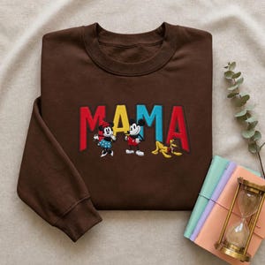 Sudadera retro bordada de Disney Mickey & Co. – Sudadera vintage con bordado de Mickey Mouse, cuello redondo, camiseta clásica con el logo de Disney, regalo ideal para fans imagen 8