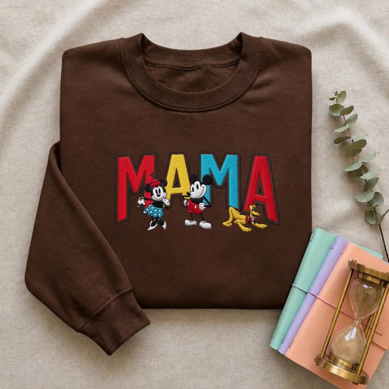 Sudadera retro bordada de Disney Mickey & Co. – Sudadera vintage con bordado de Mickey Mouse, cuello redondo, camiseta clásica con el logo de Disney, regalo ideal para fans imagen 8