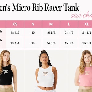 Może przedstawiać: Tabela rozmiar&oacute;w dla damskich tank top&oacute;w Micro Rib Racer, z wymiarami w calach. Na zdjęciu trzy kobiety w tank topach w kolorze czarnym, białym i r&oacute;żowym. Z przodu nadrukowano napis "YOU'RE TOO CLOSE".