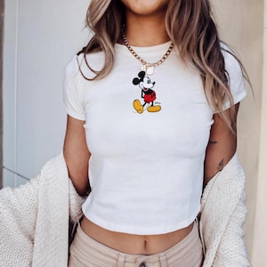 Puede incluir: Un letrero de madera r&uacute;stica con la frase "Welcome to our home" en letras blancas. El letrero presenta un acabado envejecido y un dise&ntilde;o sencillo y acogedor, perfecto para un porche o entrada.