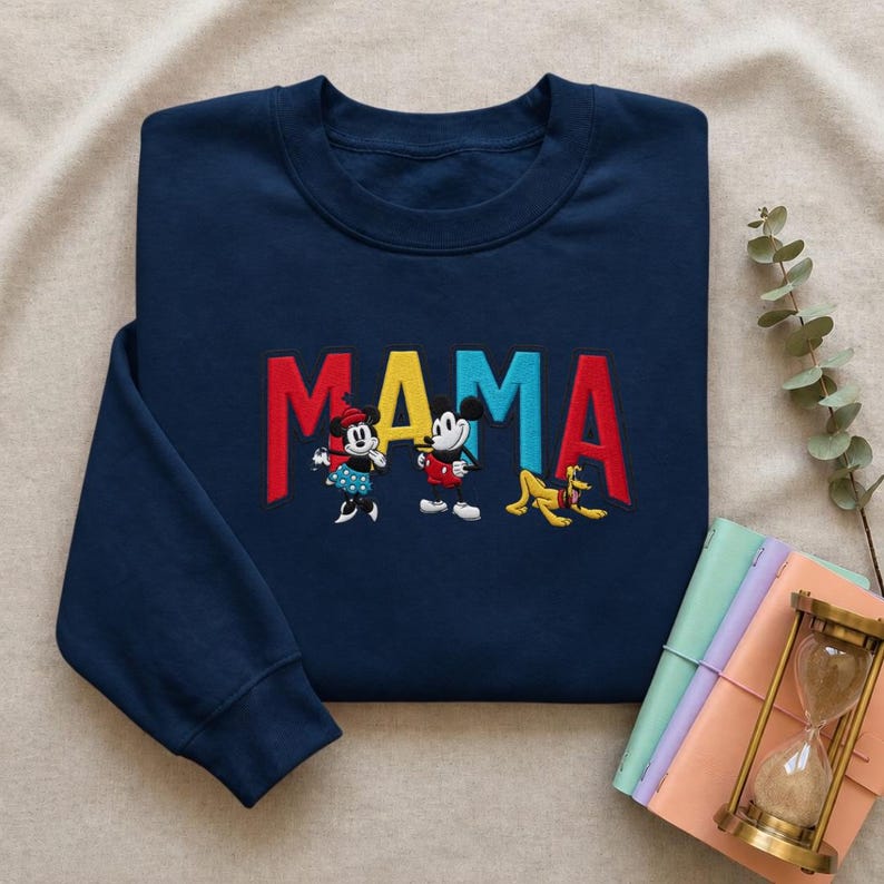 Sudadera retro bordada de Disney Mickey & Co. – Sudadera vintage con bordado de Mickey Mouse, cuello redondo, camiseta clásica con el logo de Disney, regalo ideal para fans imagen 7