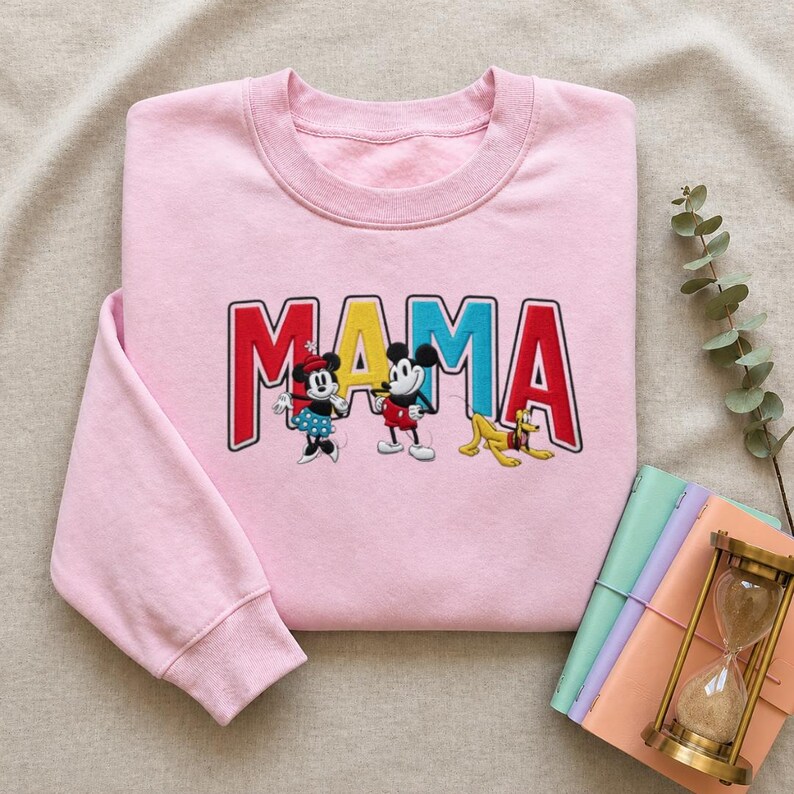 Sudadera retro bordada de Disney Mickey & Co. – Sudadera vintage con bordado de Mickey Mouse, cuello redondo, camiseta clásica con el logo de Disney, regalo ideal para fans imagen 4