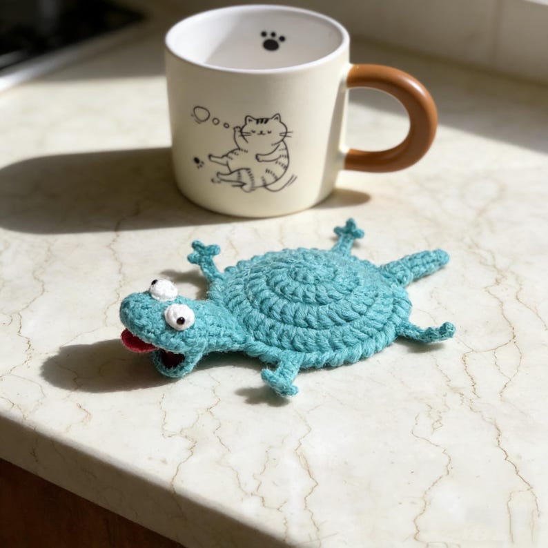 Virkmönster för djurunderlägg, virkmönster för Tom Lizard-underlägg, popup-amigurumi-mugghållare, handledning för muggmatta, enkel PDF + video för nybörjare bild 2