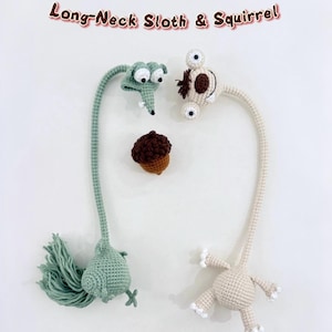 Puede incluir: Juguetes de ganchillo de un perezoso y una ardilla de cuello largo, con una bellota. El perezoso es verde y la ardilla es beige. El texto "Long-Neck Sloth & Squirrel" está encima de los juguetes.