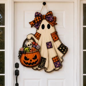 Träskylt med spöke i lapptäcke, dörrskylt med spöke till halloween, dekoration med pumpa- och godishink, söt, läskig hösthängande veranda