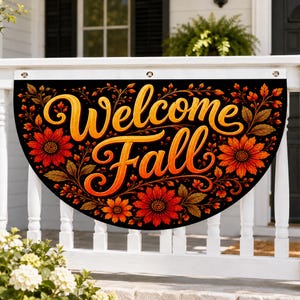 Op de afbeelding: Een halfronde zwarte veranda-banner met de oranje tekst Welcome Fall in een cursief lettertype. Het ontwerp is versierd met levendige rode en oranje zonnebloemen en ingewikkelde bladeren en ranken rondom de centrale tekst.