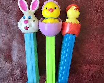 Lot med 3 påsk PEZ-dispenserkycklingar vita kaniner 1998 VTG samlarobjekt Ungern