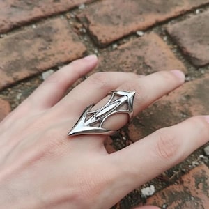 Gothic Blade Ring: Sharp Angular Design, Polished Silver