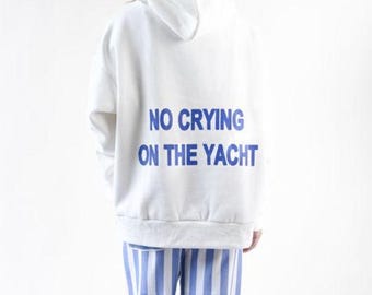 Sudadera con capucha y gráfico llamativo "No Crying On The Yacht"