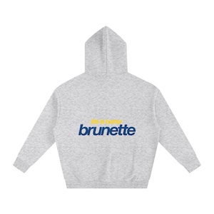 Puede incluir: Una sudadera con capucha gris jaspeado con el texto "life is better brunette" en amarillo y azul marino. La sudadera tiene un cord&oacute;n y un bolsillo de canguro. La sudadera est&aacute; hecha de un material suave y c&oacute;modo.